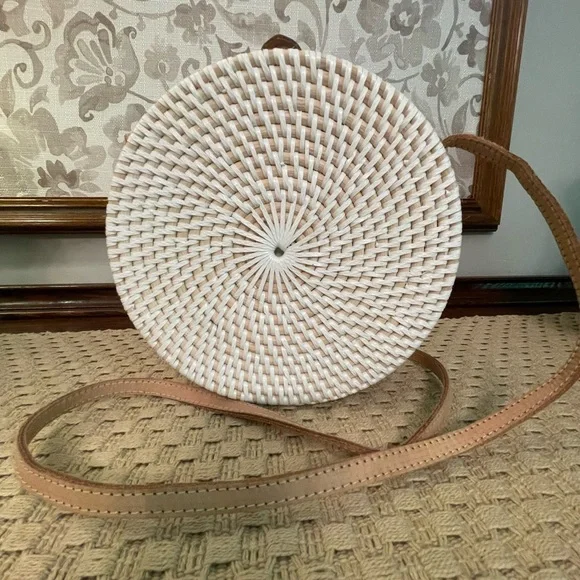 Round wicker crossbody purse - Picture 2 of 7